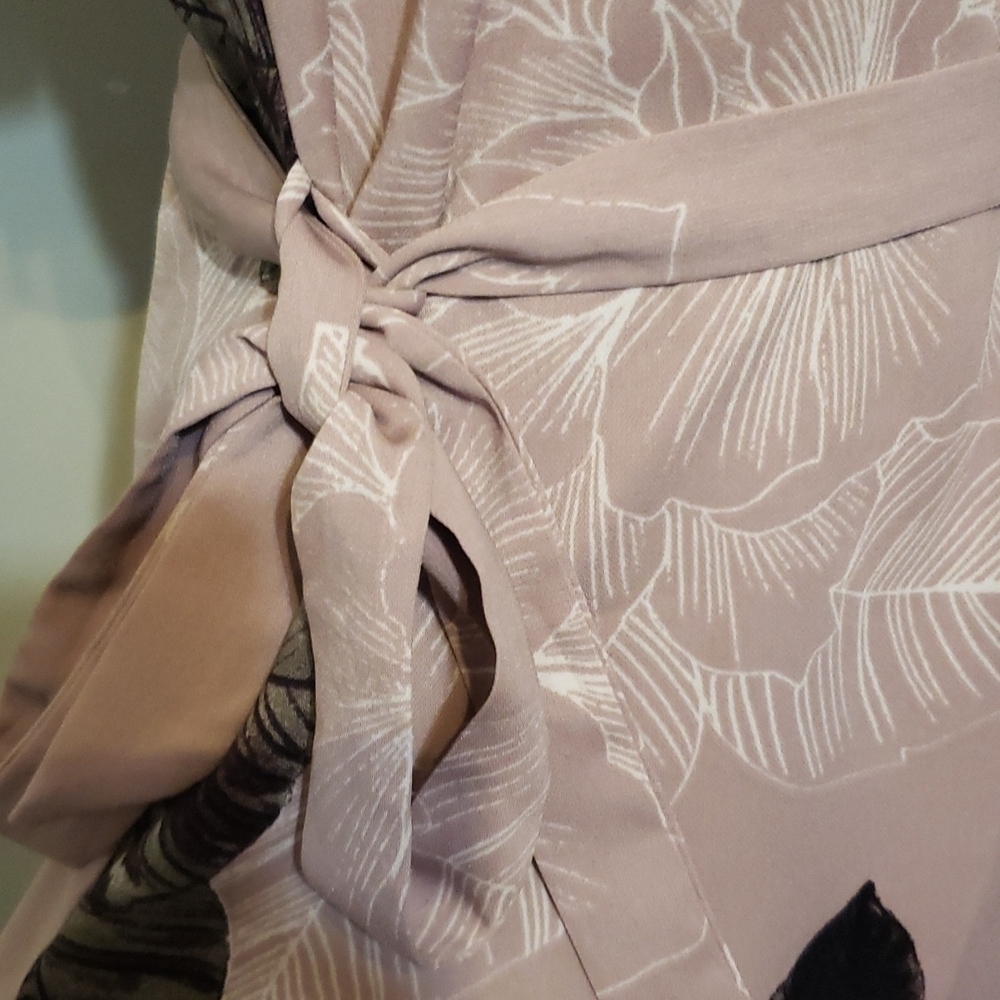 Dynamite floral tops - Picture 3 of 6